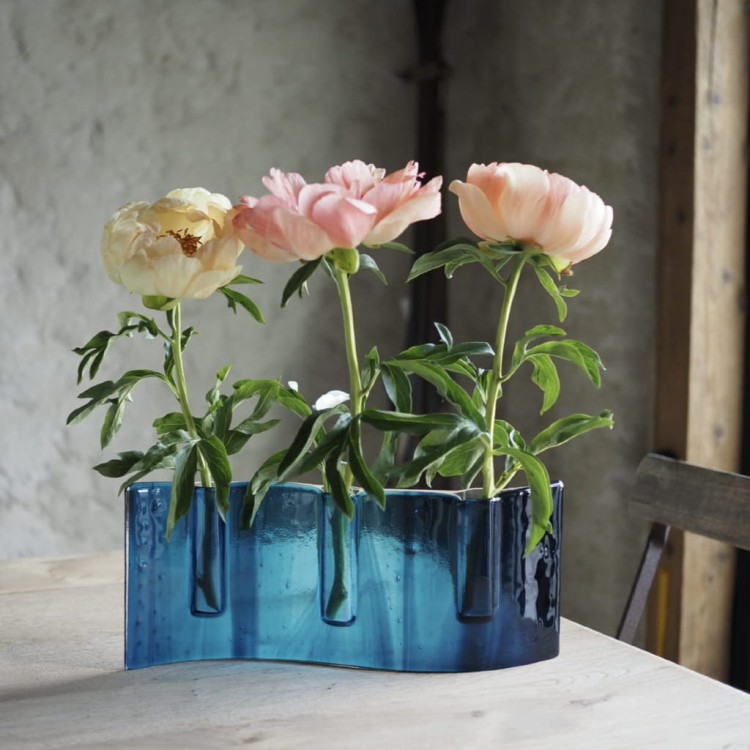 Falisty wazon szklany IZERY cieniowany niebieski.