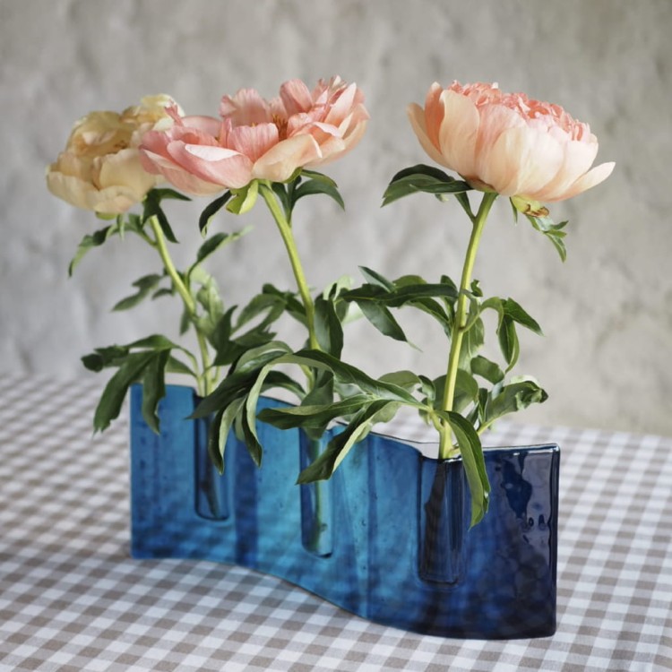 Falisty wazon szklany IZERY cieniowany niebieski.