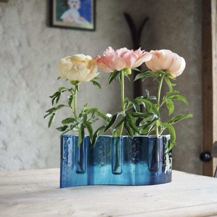 Falisty wazon szklany IZERY cieniowany niebieski.