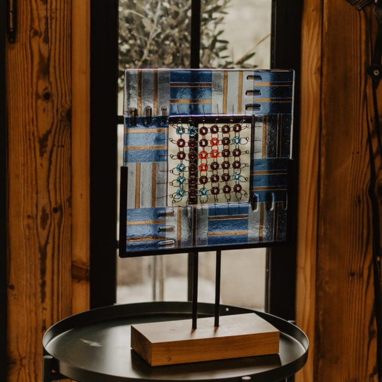 Szklana rzeźba "W sieci" - UNIKAT, format kwadratowy, wielobarwna z przewagą koloru niebieskiego