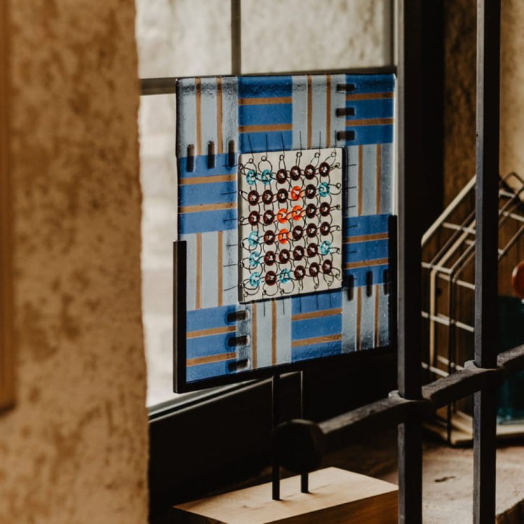 Szklana rzeźba "W sieci" - UNIKAT, format kwadratowy, wielobarwna z przewagą koloru niebieskiego