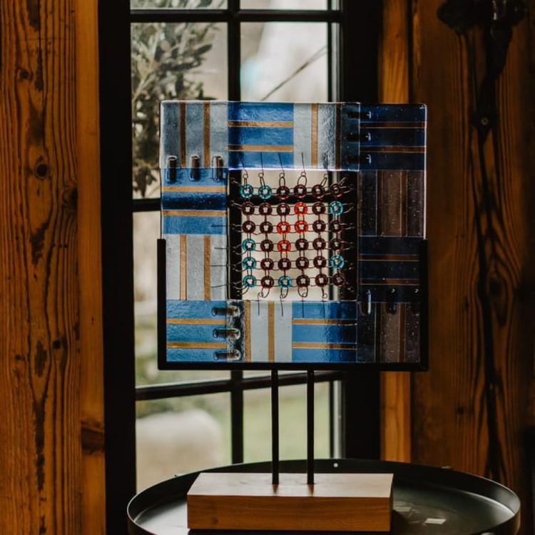 Szklana rzeźba "W sieci" - UNIKAT, format kwadratowy, wielobarwna z przewagą koloru niebieskiego