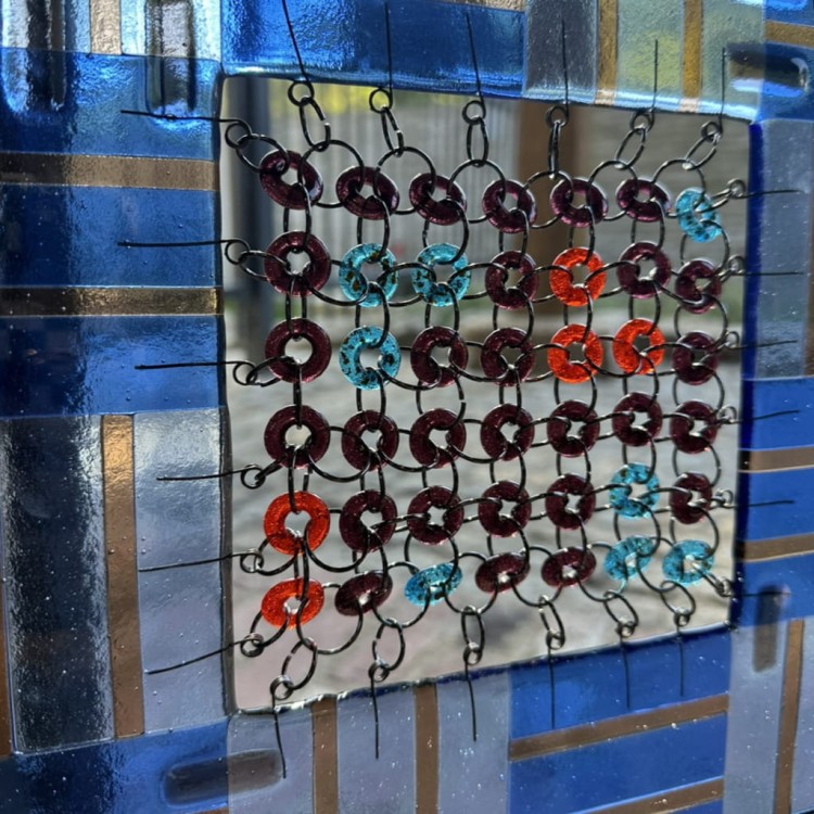 Szklana rzeźba "W sieci" - UNIKAT, format kwadratowy, wielobarwna z przewagą koloru niebieskiego