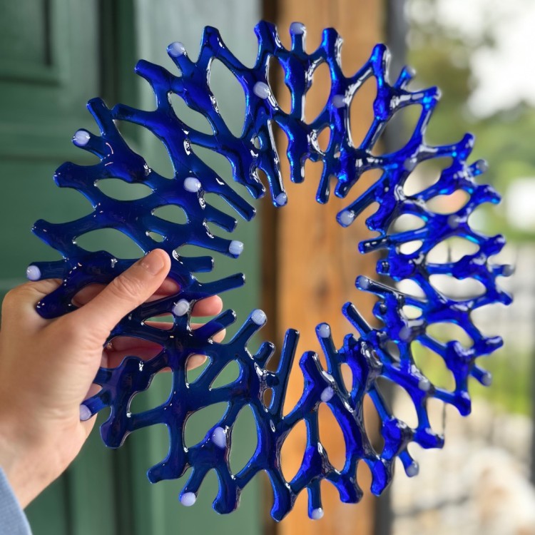 Szklany wianek kobaltowy z białymi akcentami