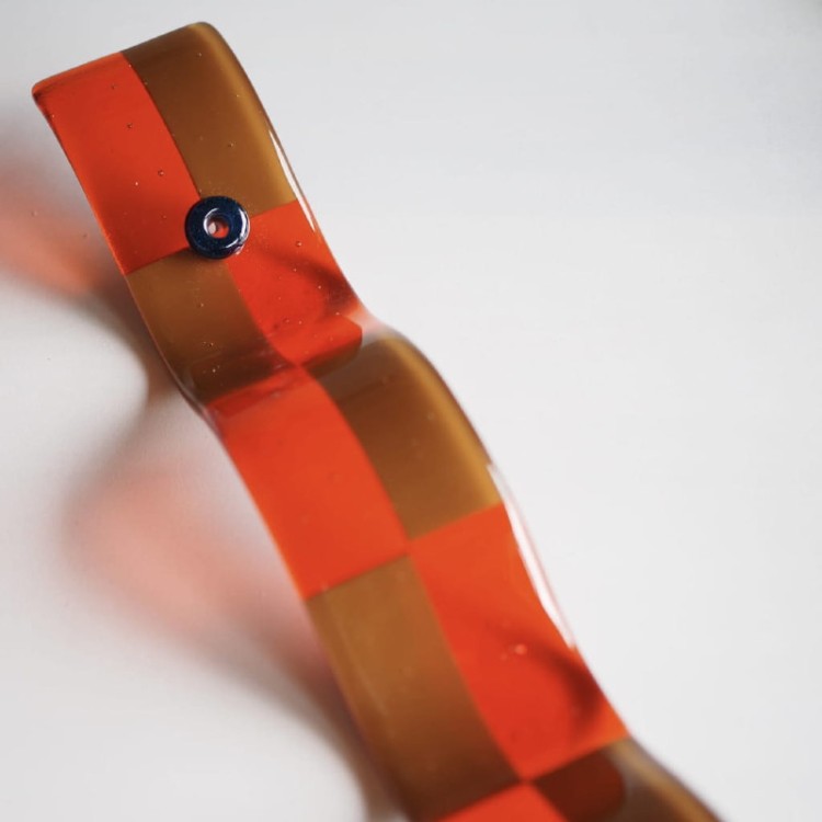 pomarańczowo czekoladowa falista szklana podstawka pod kadzidła