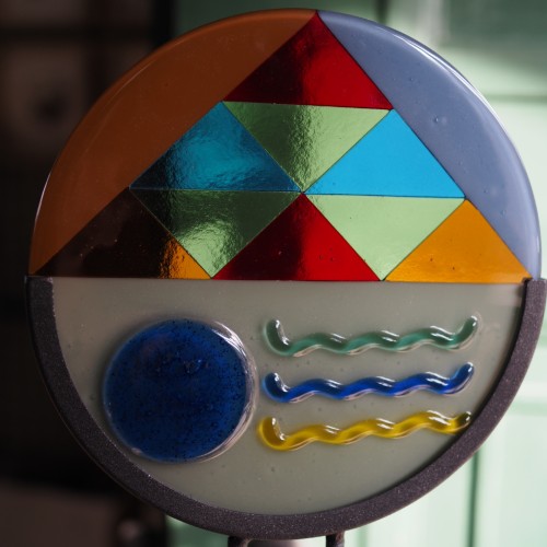 Geometria światła - nr 2, szklana rzeźba na podstawie