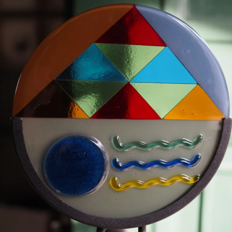 Geometria światła - nr 2, szklana rzeźba na podstawie
