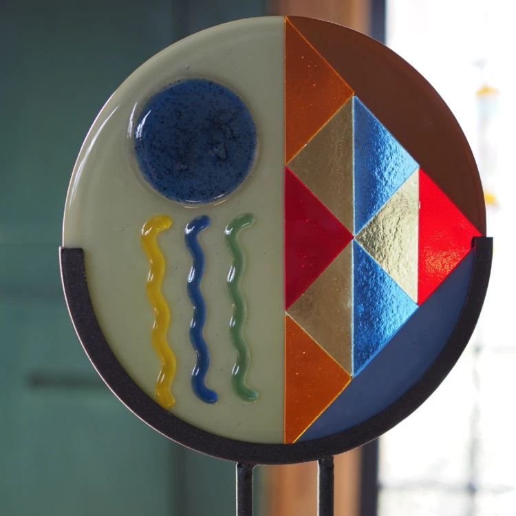 Geometria światła - nr 2, szklana rzeźba na podstawie