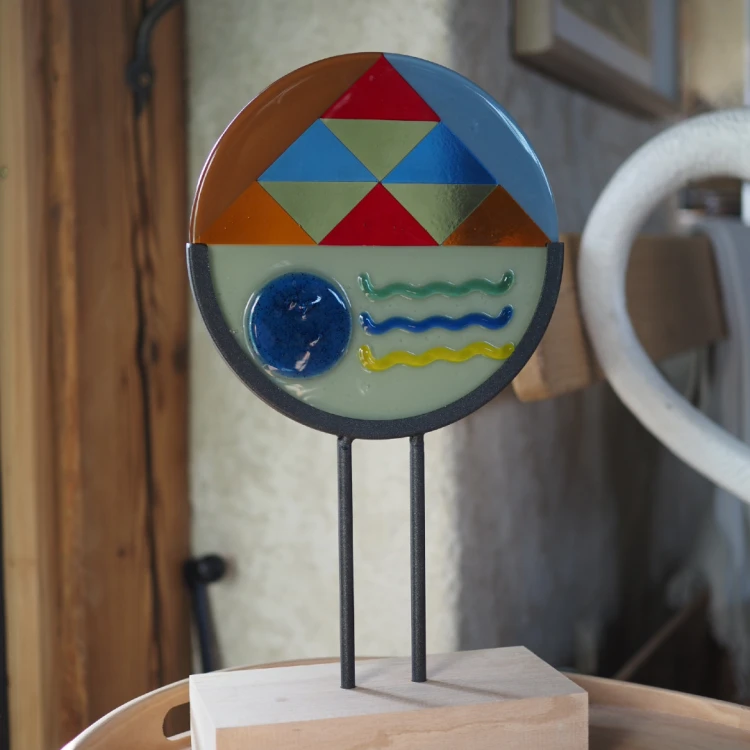 Geometria światła - nr 2, szklana rzeźba na podstawie
